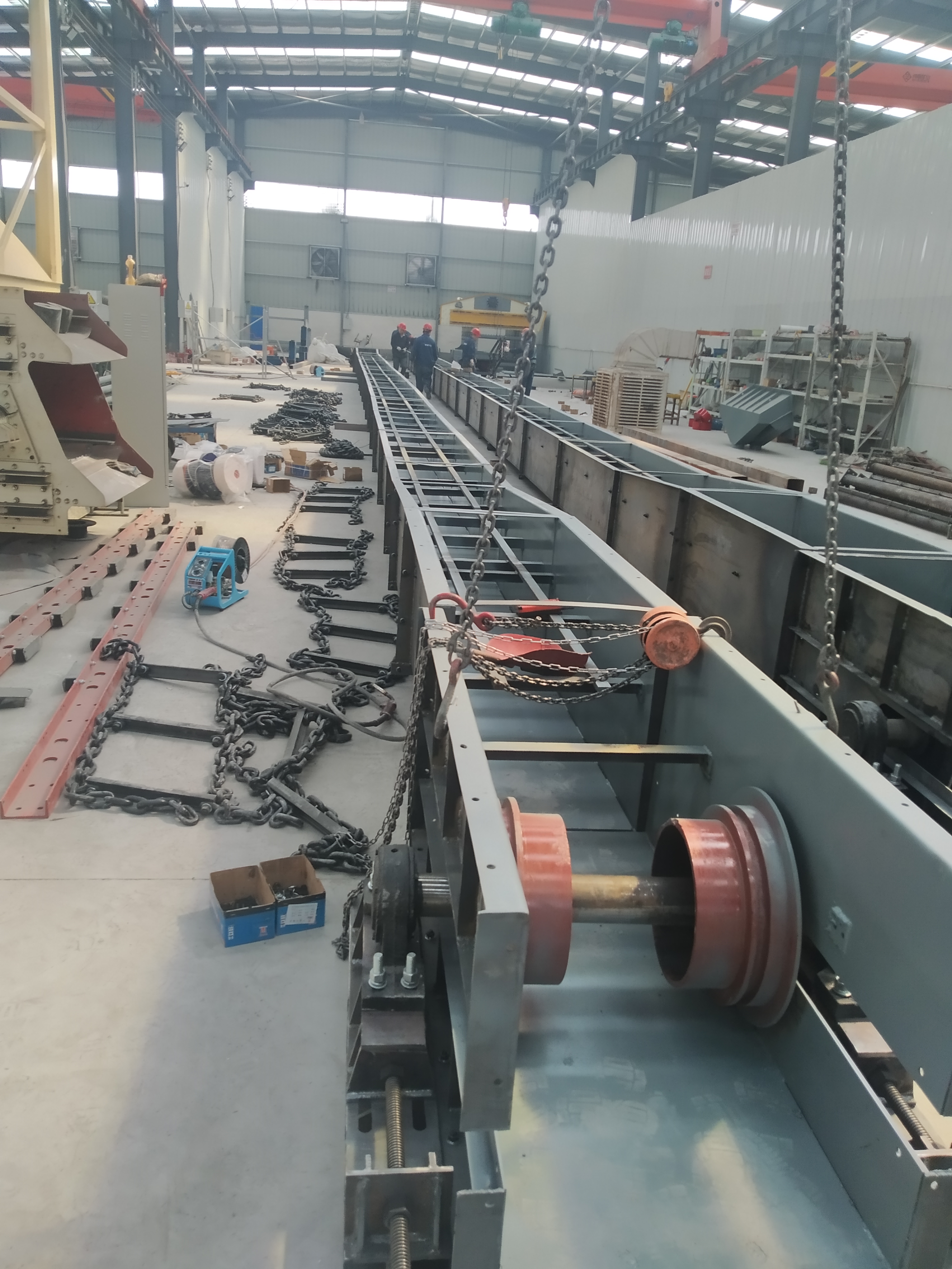 礦粉、沙子傾斜式運(yùn)料機(jī)選用鑄石刮板輸送機(jī)效果好